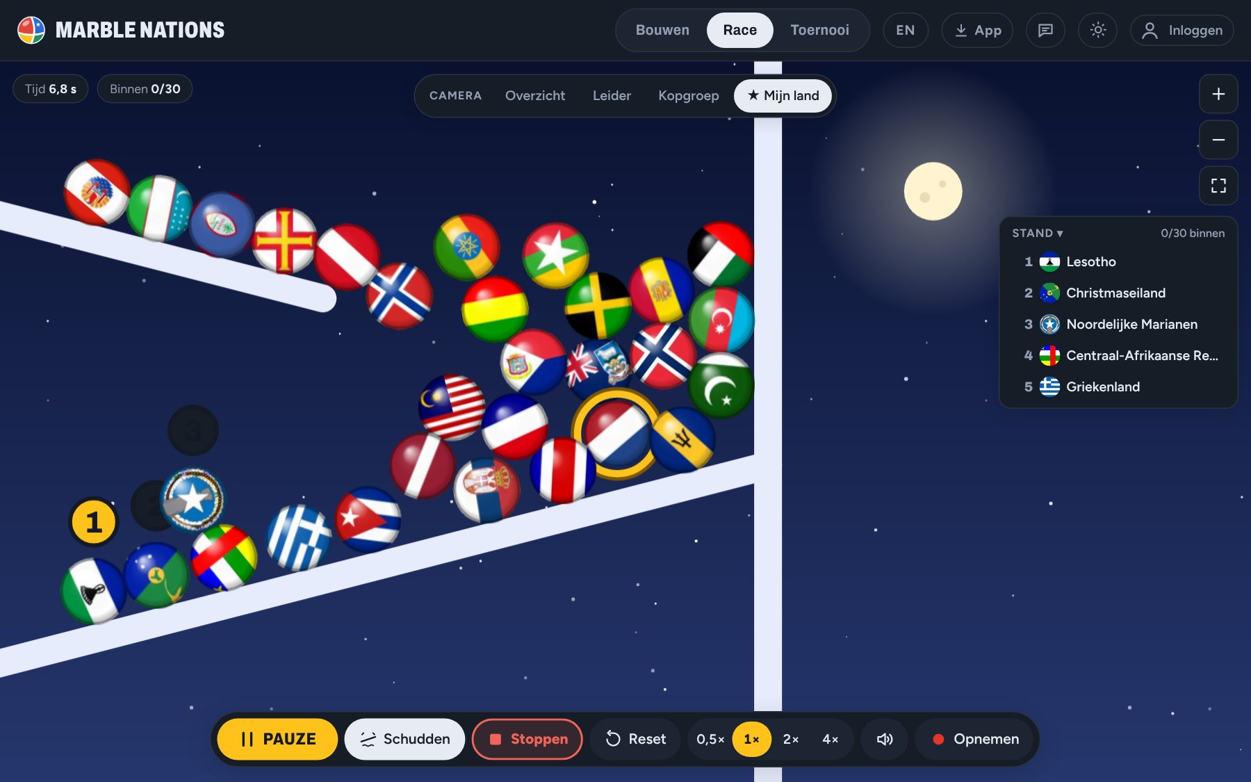 Een race bij nacht: de knikker van je eigen land heeft een gouden ring en de camera volgt hem